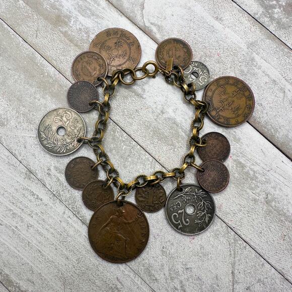 Vintage 60s--70s Monet International Coin Souvenir Travel 14 Charm Bracelet - Picture 10 of 14